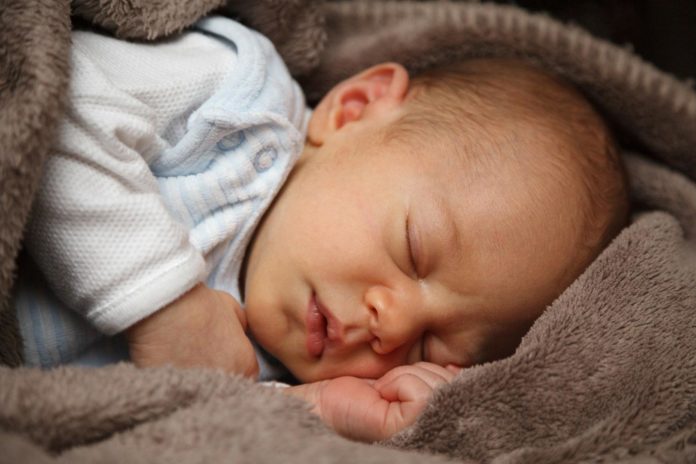 Unabhängig davon, wo die Familie mit Baby nächtigen wird, sollte die direkte Umgebung - beispielsweise in Form von Schlafsack oder Decke - eine gewohnte sein. Das sorgt für einen guten Babyschlaf.