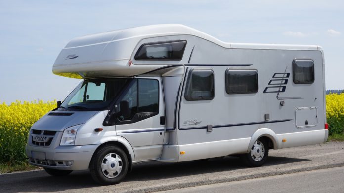 Mit Baby im Wohnmobil zu touren, ist keine schlechte Idee, weil für die Eltern das Ein- und Auspacken am Hotel oder in der Ferienwohnung entfällt. Wichtig ist hier, im Vorfeld die Sicherungsmöglichkeiten im Fahrzeug zu überprüfen - also wie die Babyschale sicher angegurtet werden kann.