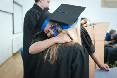 Zwei Frauen freuen sich über ihre Graduierung