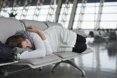 Schlafende Frau Flughafen