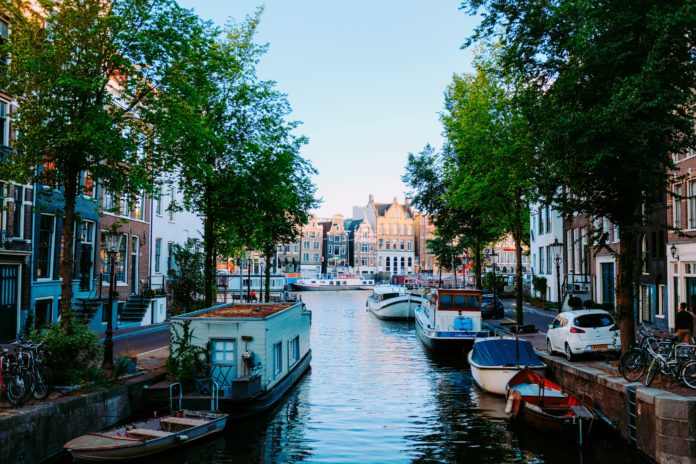 Eine Grachtenfahrt in Amsterdam ist eine tolle Art, die Stadt zu erkunden 