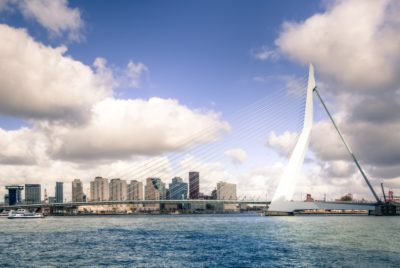 Die berühmte Erasmusbrücke in Rotterdam ist auch bekannt unter dem Namen ‘ Der Schwan’
